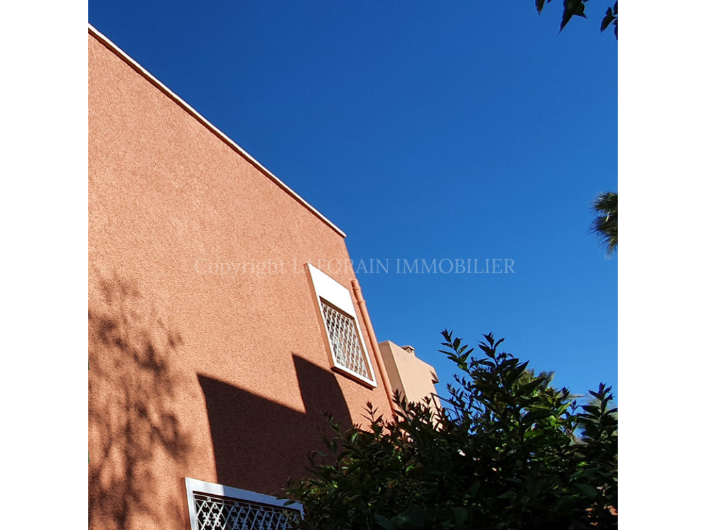 Façade de cette spacieuse villa à vendre à Semlalia Marrakech 519 M²