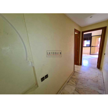A vendre à Marrakech, 5ème étage très lumineux, 80 M² habitables, deux chambres avec deux salles de douches.