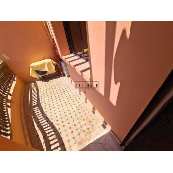 A vendre à Marrakech, 5ème étage très lumineux, 80 M² habitables, deux chambres avec deux salles de douches.