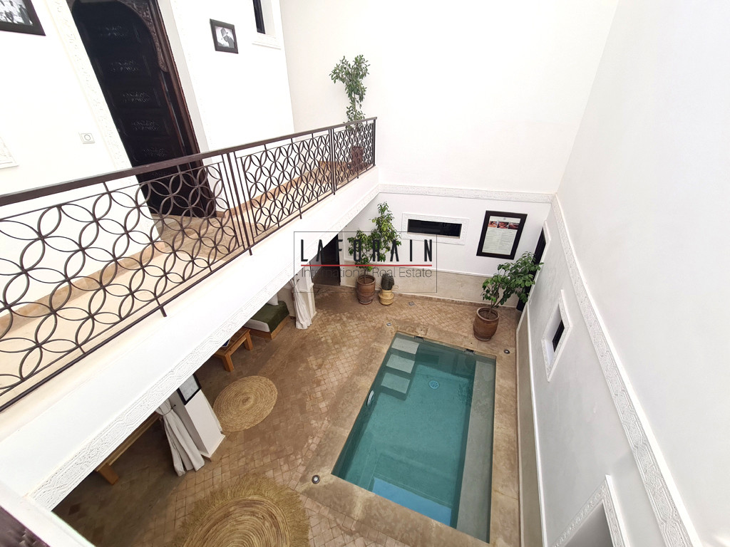 A vendre Magnifique Riad très bien placé avec piscine, 5 chambres avec salles de douches