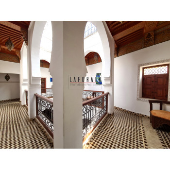 Riad Traditionnel de 13 Chambres à Vendre, très bon emplacement, piscine.