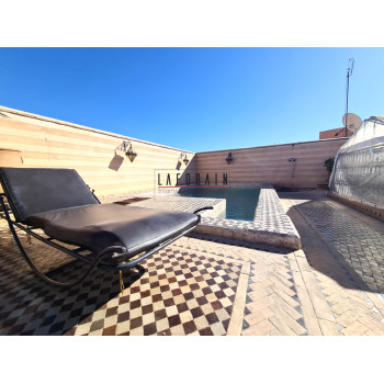 Riad Traditionnel de 13 Chambres à Vendre, très bon emplacement, piscine.