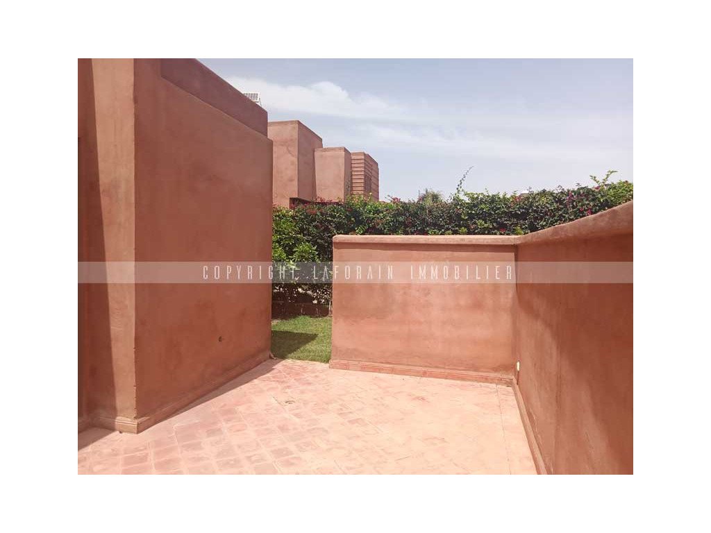 A louer villa de luxe : Une des terrasses dans cette magnifique villa à louer longue durée à Marrakech