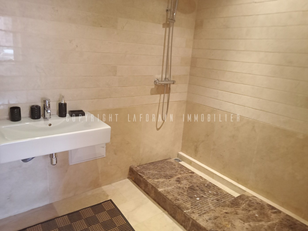 Salle de douche de ce Luxueux Appartement à Vendre à Marrakech