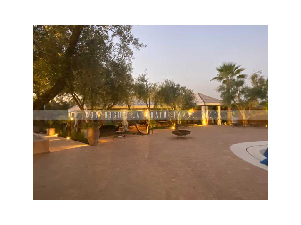 Immobilier Marrakech : terrasse donnant sur la piscine
